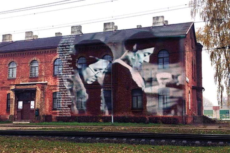 An iconic image connected to Jungfernhof projected onto the wall of the Šķirotava train station.